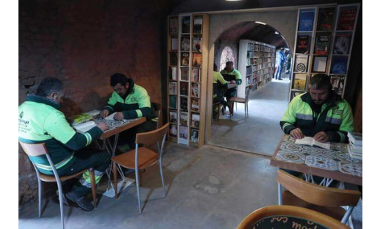 Biblioteca creada con libros sacados de los contenedores