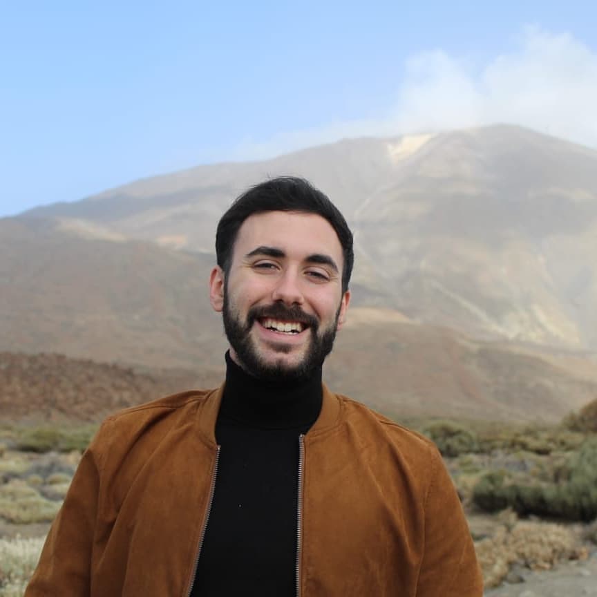 Entrevista a Javier Cárdenas: «Considero que para la literatura uno no debe estancarse o delimitarse en casillas auto impuestas.»